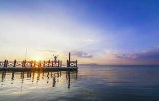 海边码头的美丽黄昏景色
