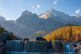 壮丽山水间的瀑布景观