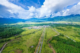 俯瞰广袤绿野与蜿蜒道路