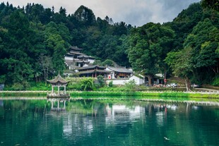 湖畔古村青山绿水好风光