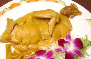 美味金黄白切鸡配鲜花