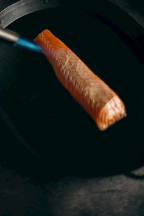 喷枪烤制的美味香肠