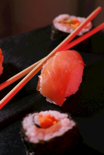 美味寿司与精致筷子搭配