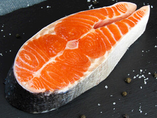 新鲜三文鱼鱼排特写