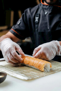 厨师手工制作寿司卷