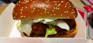 美味多汁的鸡肉汉堡