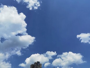 蓝天飘白云