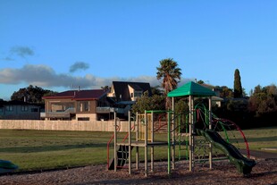 夕阳下的户外儿童游乐设施