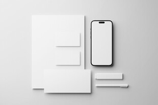 简约办公用品与手机展示