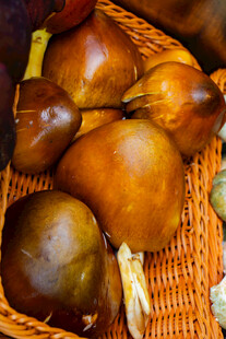 竹篮中的新鲜百香果