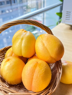 竹篮中的新鲜黄桃