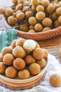 新鲜饱满的龙眼果实