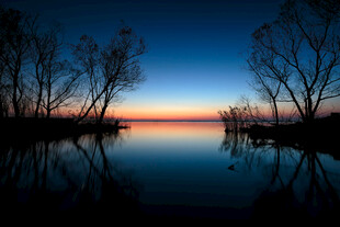 湖畔暮色中的静谧倒影