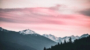 粉霞映雪山的壮丽景致