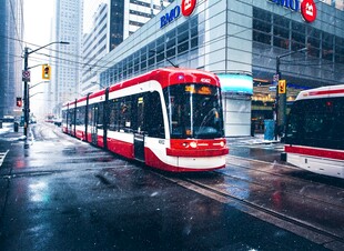 城市街道上的红白有轨电车