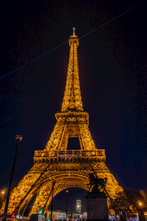埃菲尔铁塔夜景璀璨