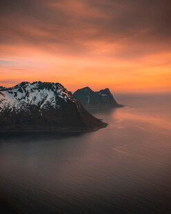 海上雪山日出壮丽景观
