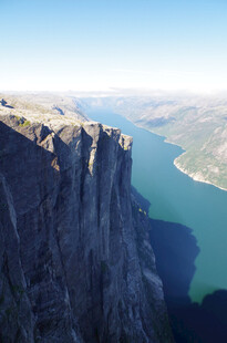 壮丽悬崖边的幽蓝湖泊