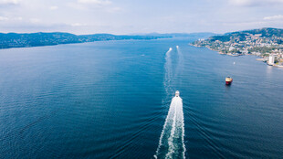 海上快艇划出美丽水痕