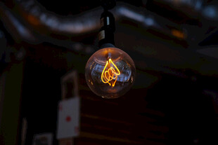 复古发光灯泡特写