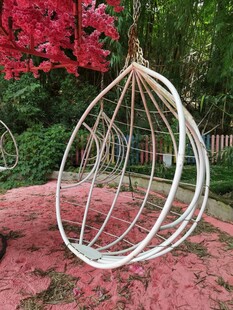 户外白色环形吊椅赏景