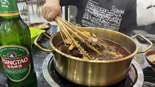 热闹的串串火锅场景