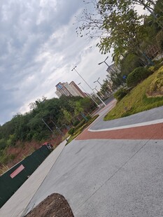 户外开阔道路与周边景致