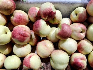 新鲜水蜜桃堆叠展示