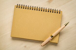 笔记本与钢笔的简约搭配