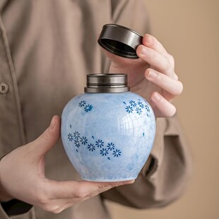 蓝花瓷罐