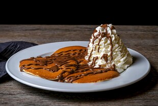 美味巧克力薄饼配奶油