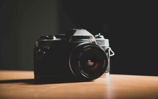 复古相机置于木桌之上
