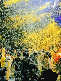 热闹烟花下的欢乐人群