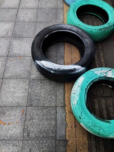 地面上的彩色废旧轮胎