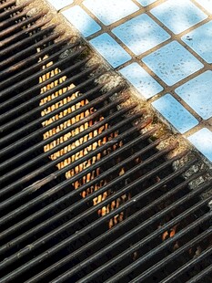 阳光下的金属格栅纹理