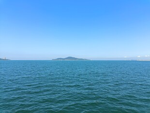 广阔海面与远处岛屿景观