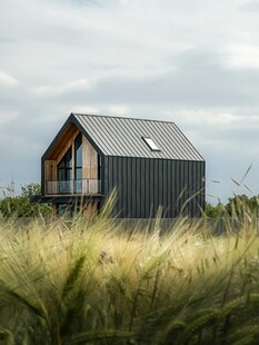 田野中的别致小屋