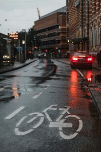 雨夜城市中的自行车专用道