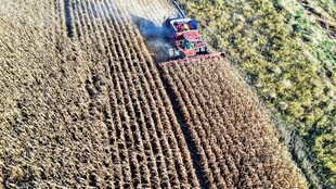 农田中拖 机正在耕地