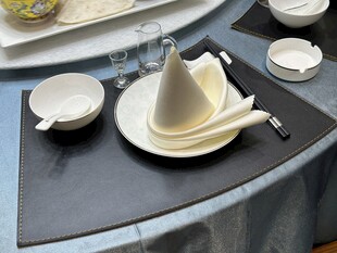 精致餐具摆放在餐桌