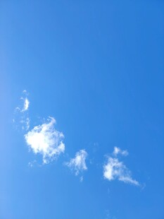 蓝天飘着几朵白云