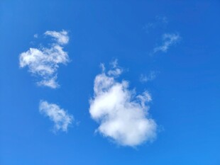 蓝天中的几朵白云