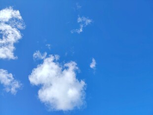 晴朗蓝天中的蓬松白云