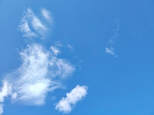 蓝天飘白云