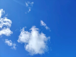 蓝天飘白云