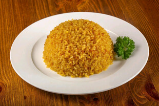 美味金黄炒饭摆于盘中