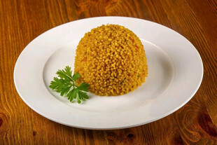 美味黄米饭摆于白盘