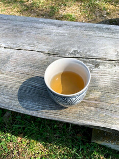 木桌上的一杯清茶