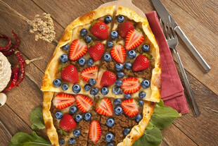 草莓蓝莓派摆放在木桌上