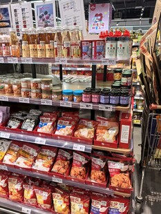 超市货架上的多样零食